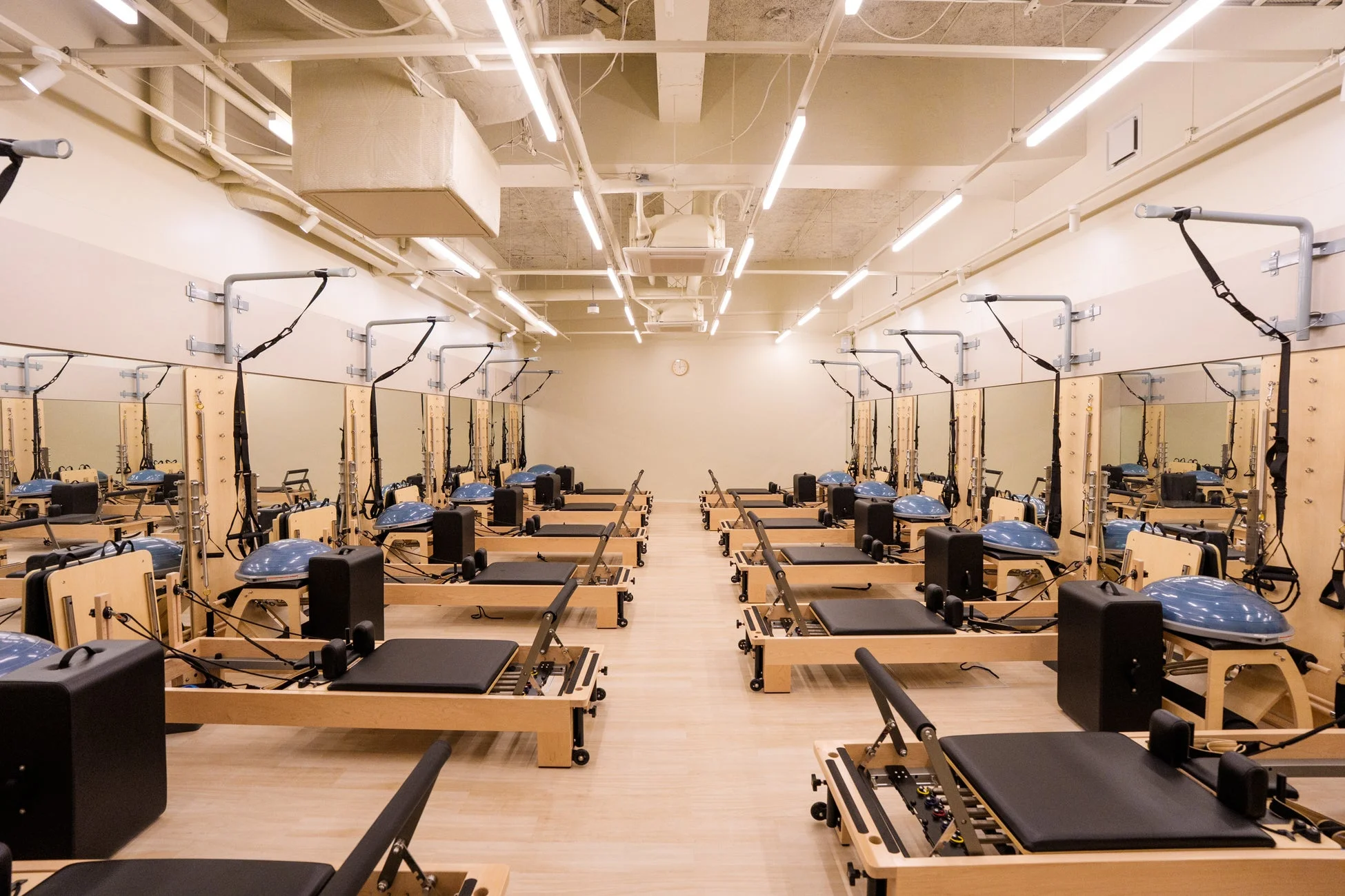 スタジオ内のピラティスマシン