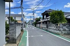 日本の住宅街の狭い道路