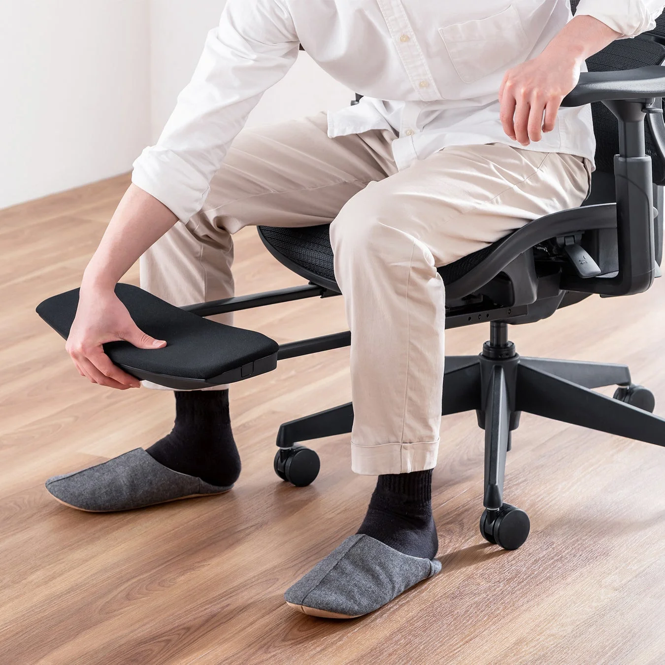 収納式フットレスト付きで、リラックスタイムも充実