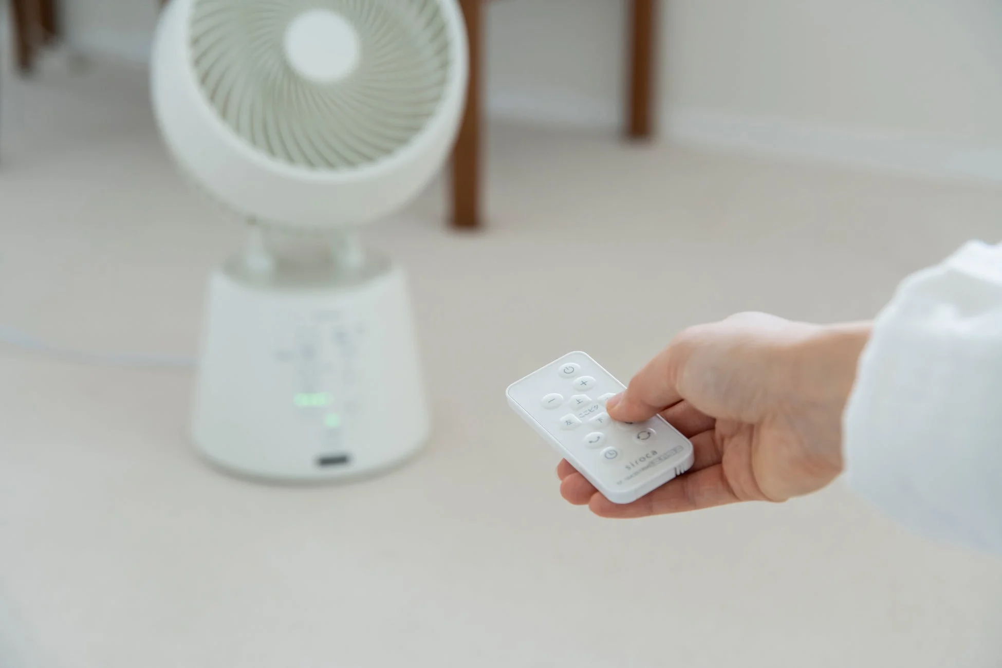 リモコンでサーキュレーターを操作する様子