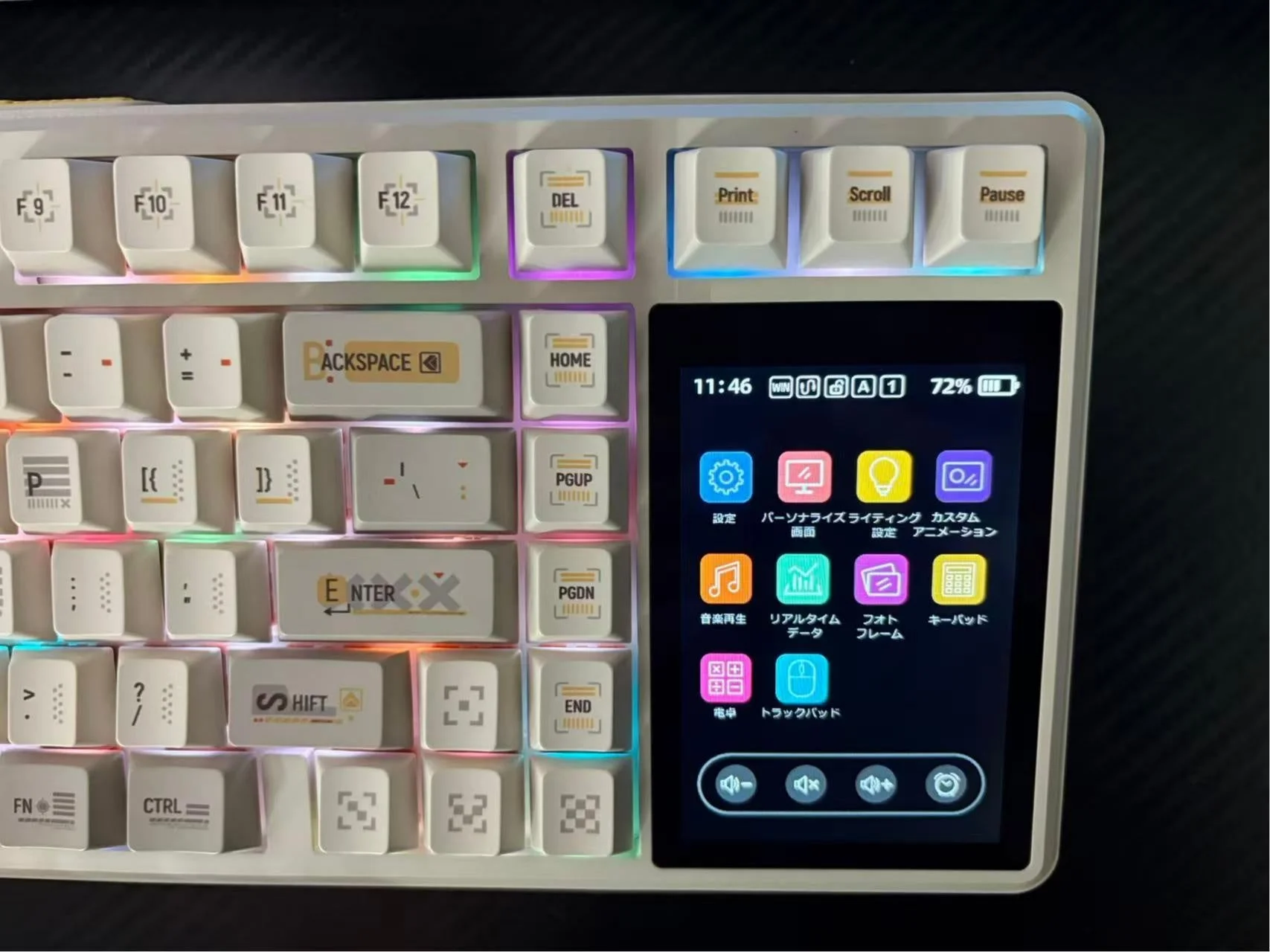 ディスプレイに設定画面が表示されたメカニカルキーボード