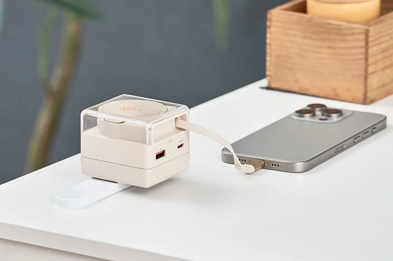 スマートフォンを充電する様子