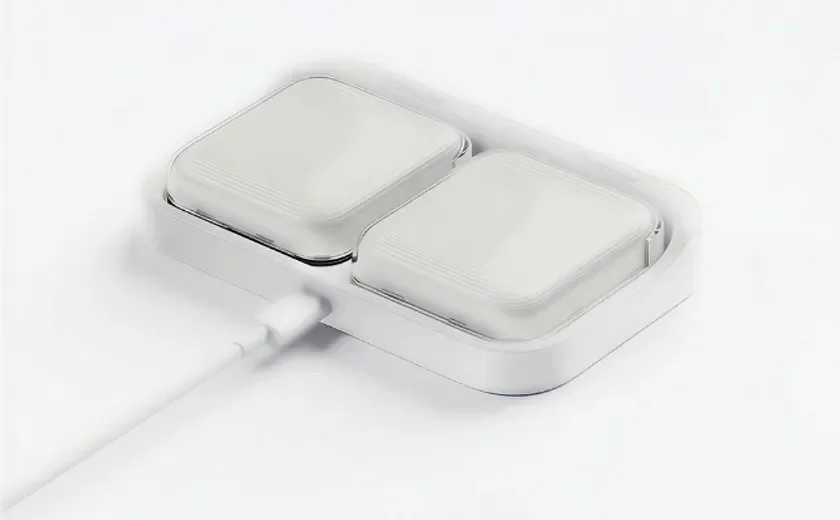 白を基調としたミニマルなデザインの電子機器。2つの四角い区画があり、白いケーブルが接続されている