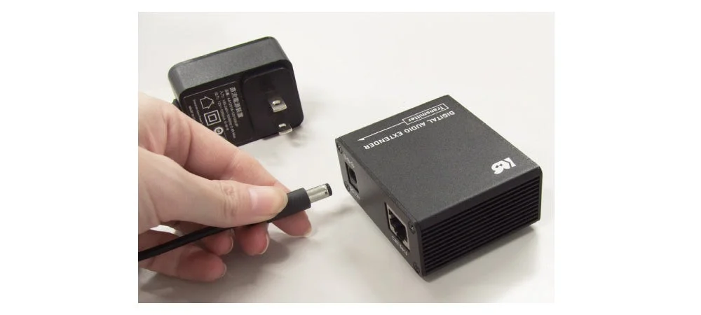 電源ケーブルをデジタルオーディオエクステンダーに接続する様子