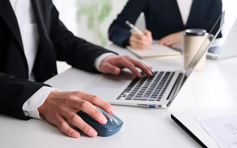 オフィスで作業する人々