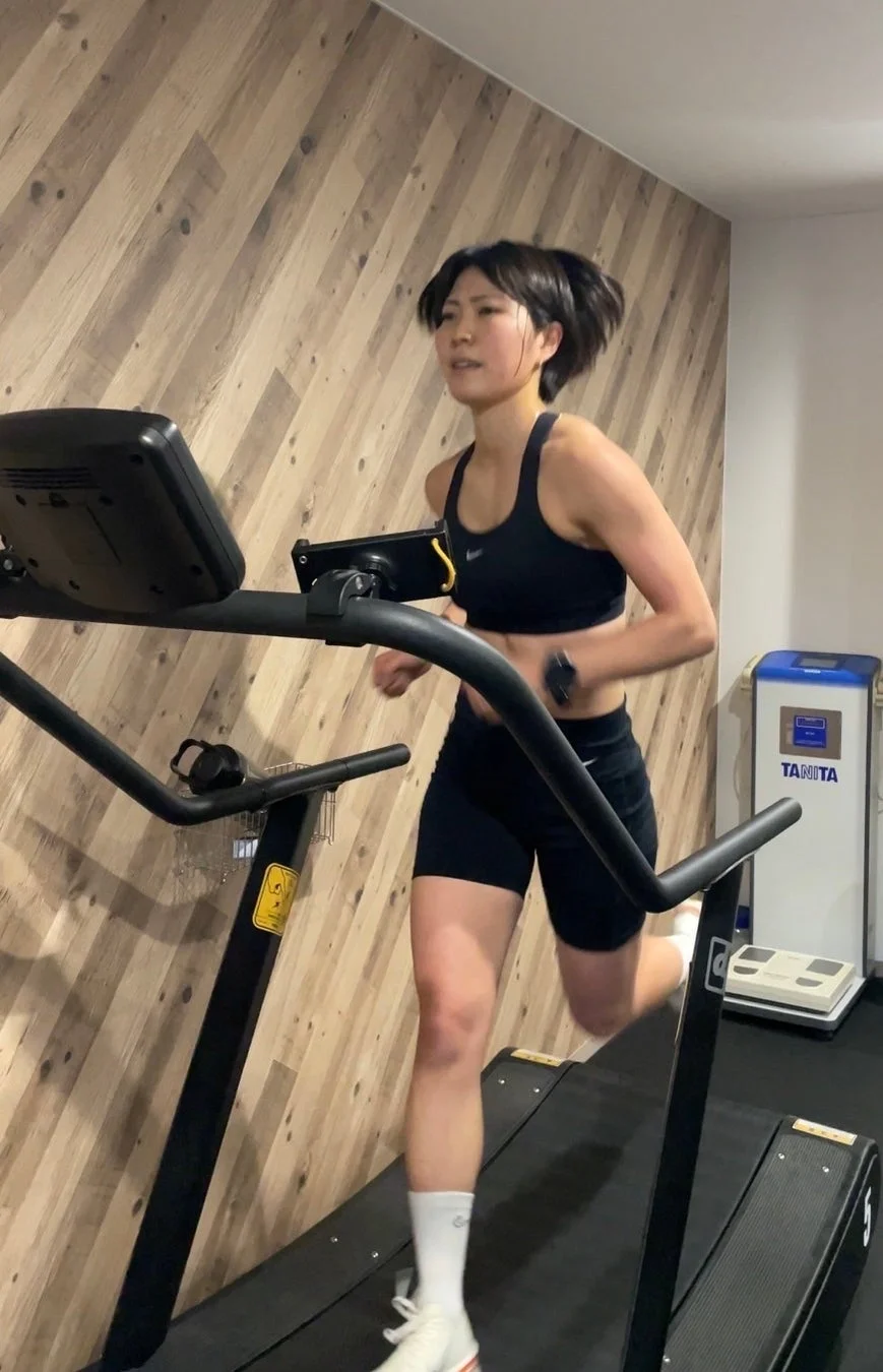 トレッドミルでランニングをする女性