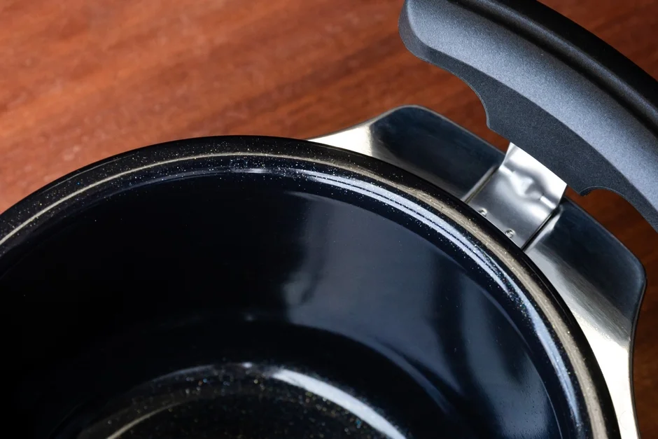 黒い調理器具のクローズアップ