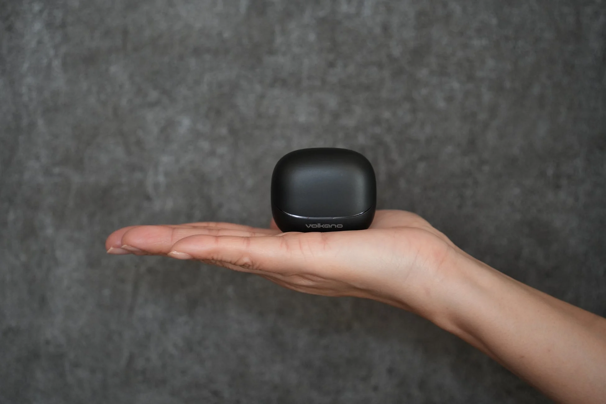 手のひらに乗せられたvolkanoイヤホンケース