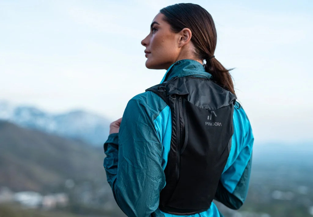 山で外を眺める女性