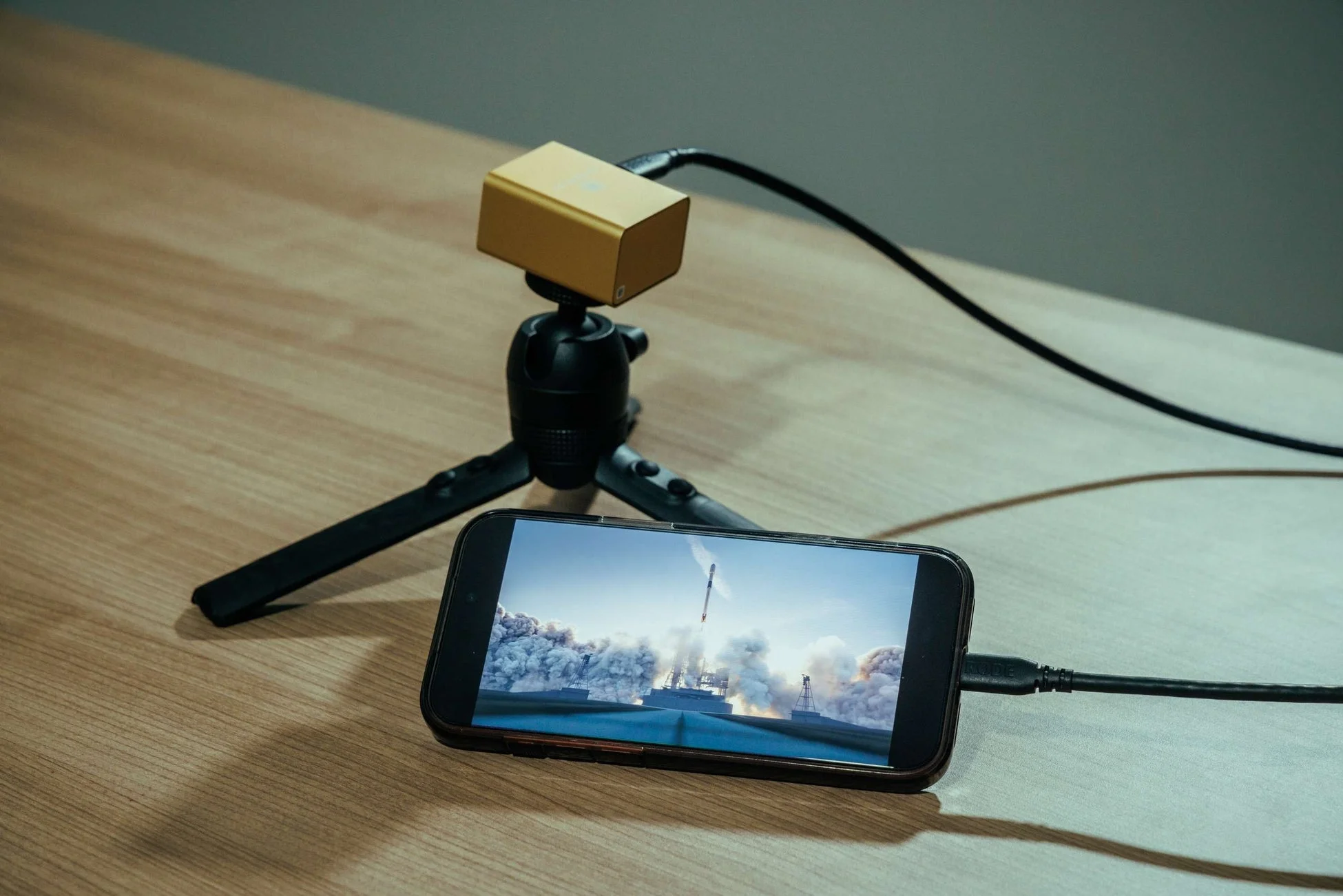 スマートフォンと接続されたPico Projector