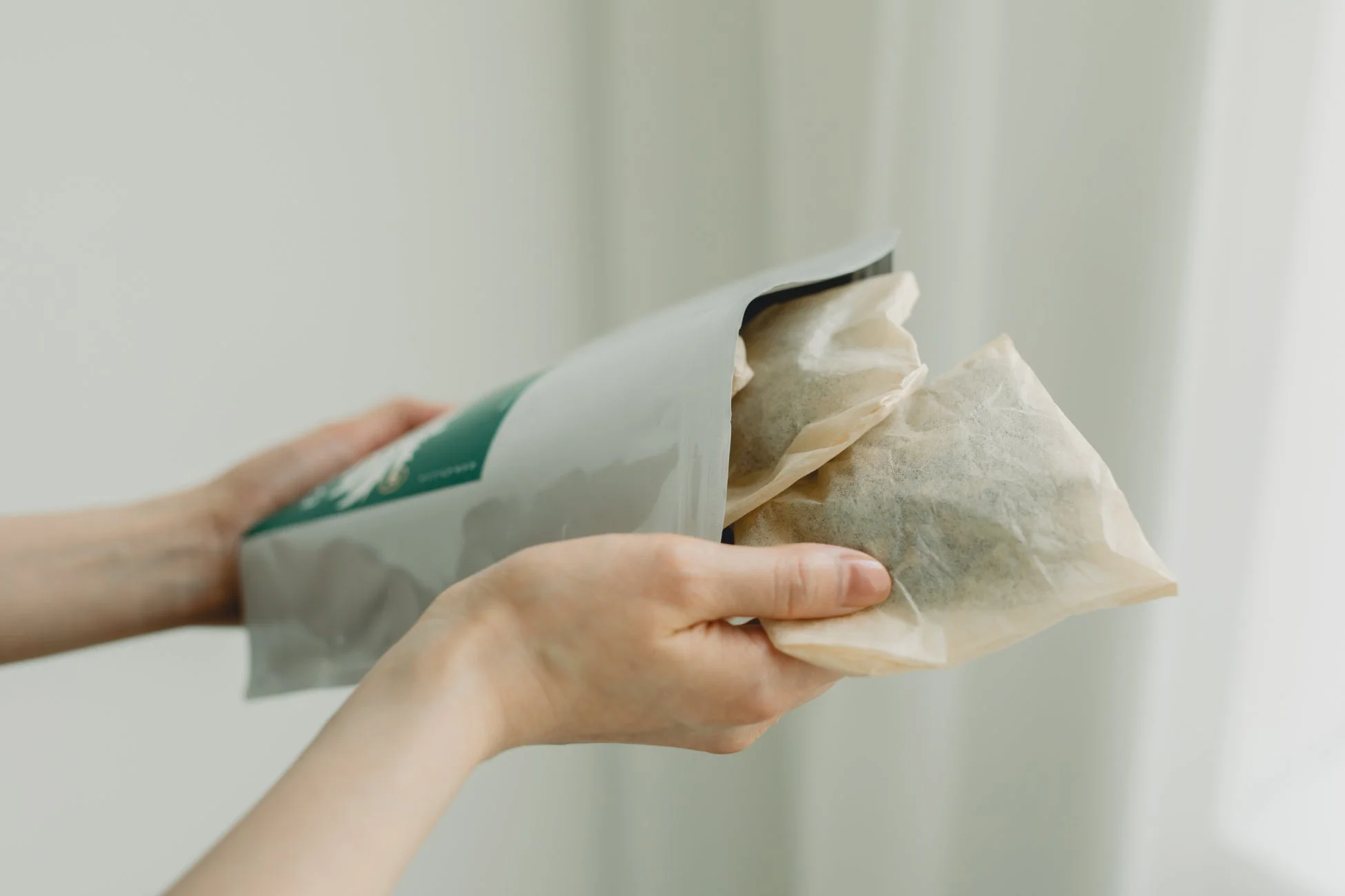 パッケージからティーバッグを取り出す手