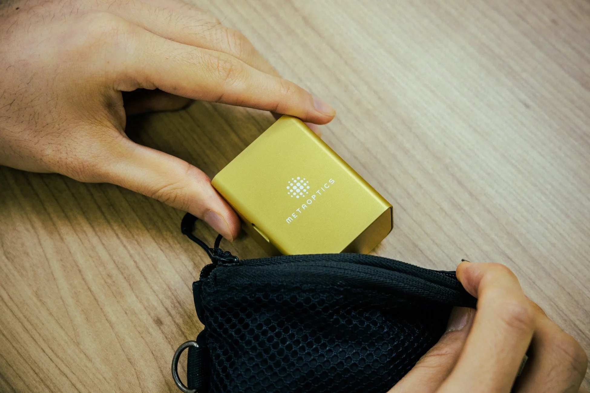 ポーチに収まるPico Projector