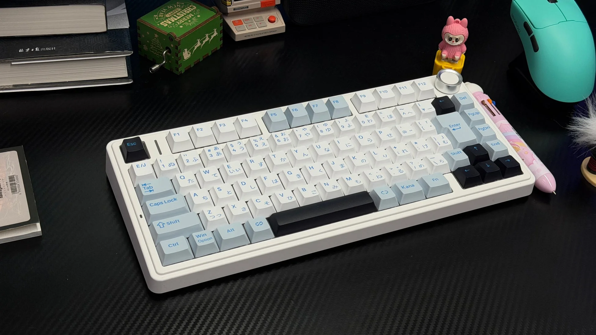 AULA F75のデスク周り