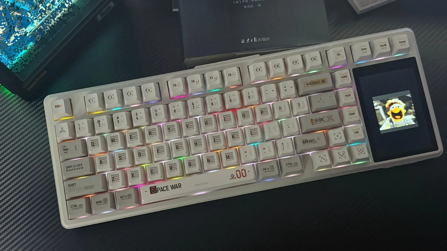 ディスプレイに「I'M PREEEEE」と表示されたAULA L99メカニカルキーボード