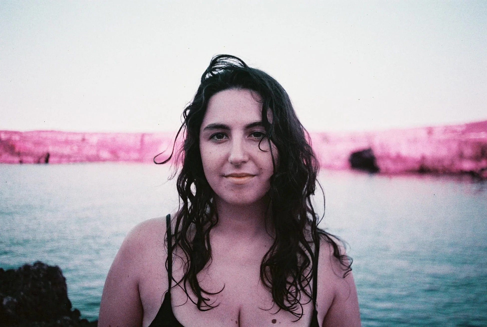 海辺の女性のポートレート