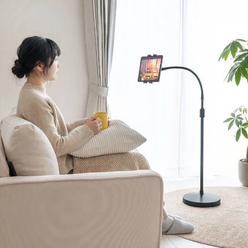 女性がソファでタブレット使用