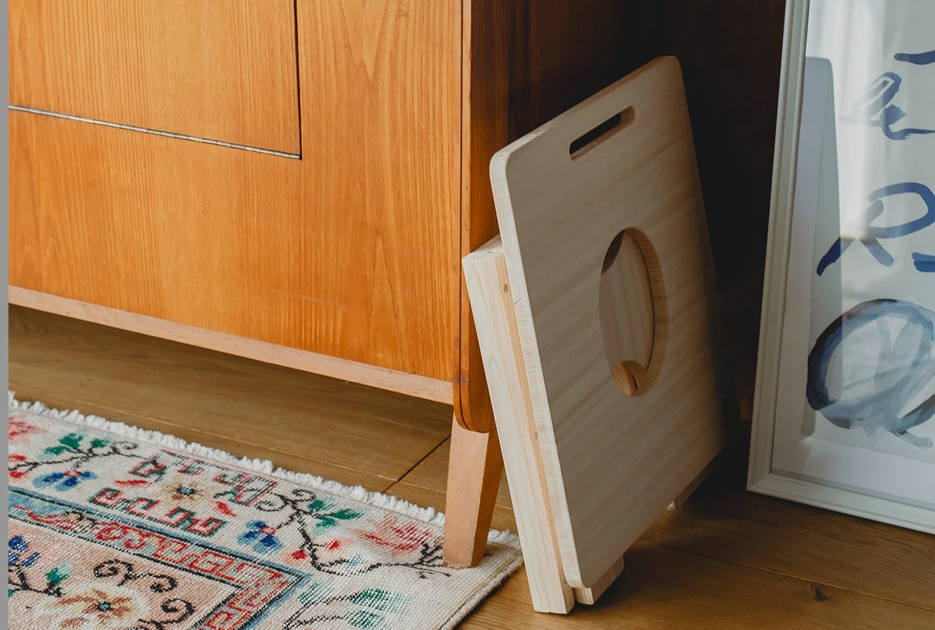 折りたたみ式の木製スツールとインテリア