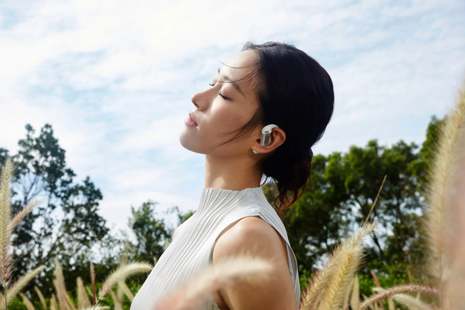 イヤホンを装着しリラックスする女性