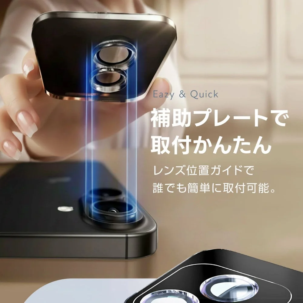 スマートフォンカメラのレンズ保護アクセサリーを補助プレートで取り付ける様子