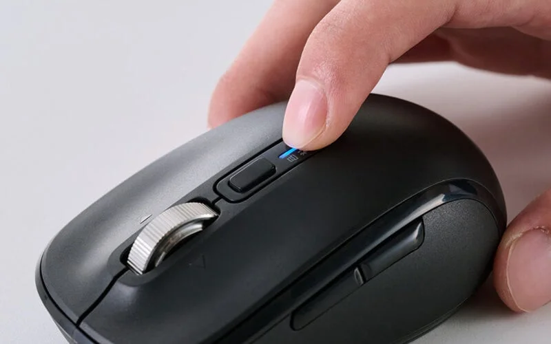 マウスを操作する手