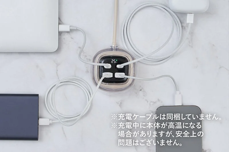 複数の電子機器が接続されたマルチポートUSB充電器の様子