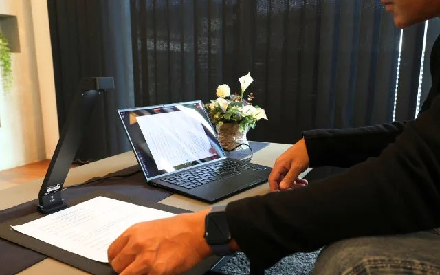 リビングでの作業風景