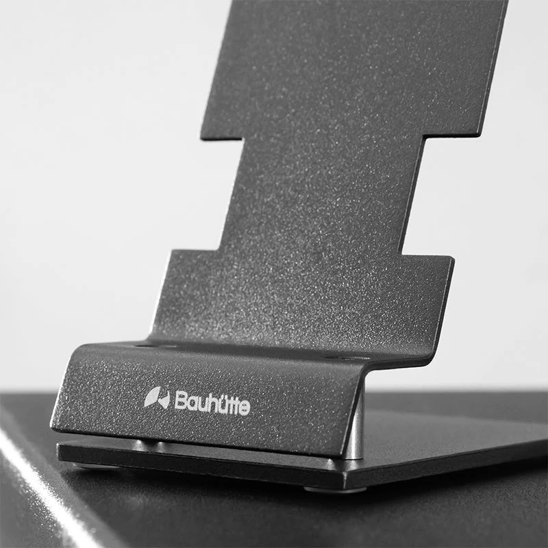 Bauhutteロゴが入ったスタンドのクローズアップ、質感を示す