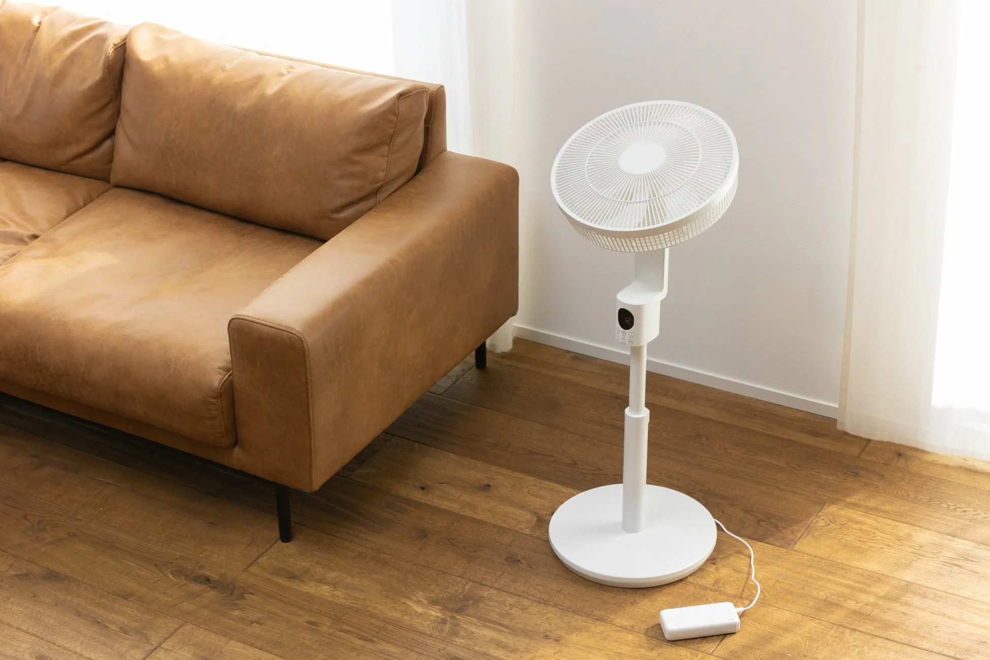 【新発売】コンセント不要で最大80時間稼働！モバイルバッテリー対応DCリモコン扇風機「HAKOBU-FAN」登場