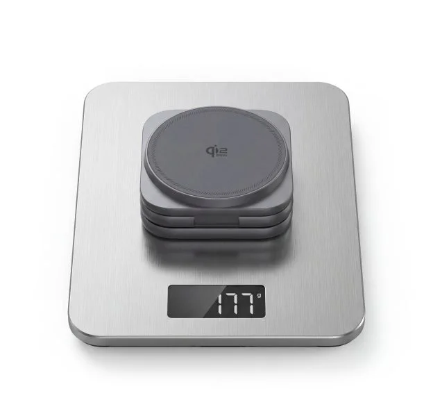 デジタルキッチンスケールの上に灰色のQi2ワイヤレス充電器が置かれており、ディスプレイには177gと表示されています。