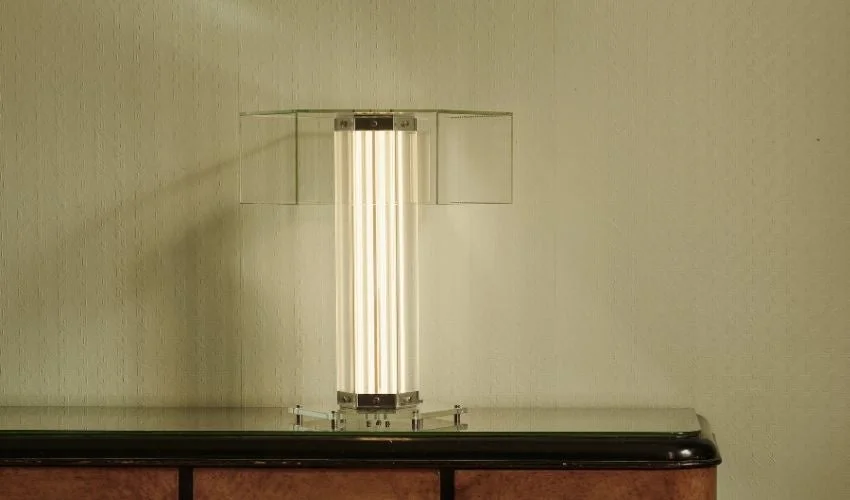 六角形のガラス製テーブルランプ「スーパーワイヤーT」