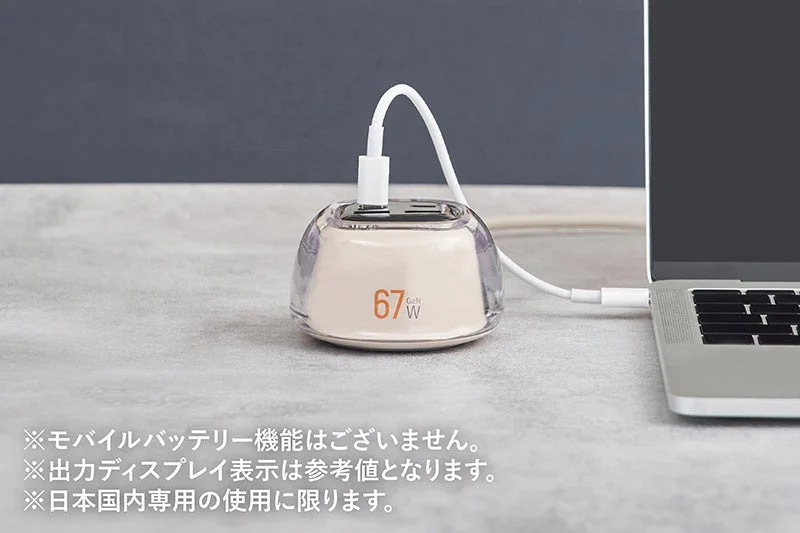 67W GaN充電器がノートPCに接続されている様子