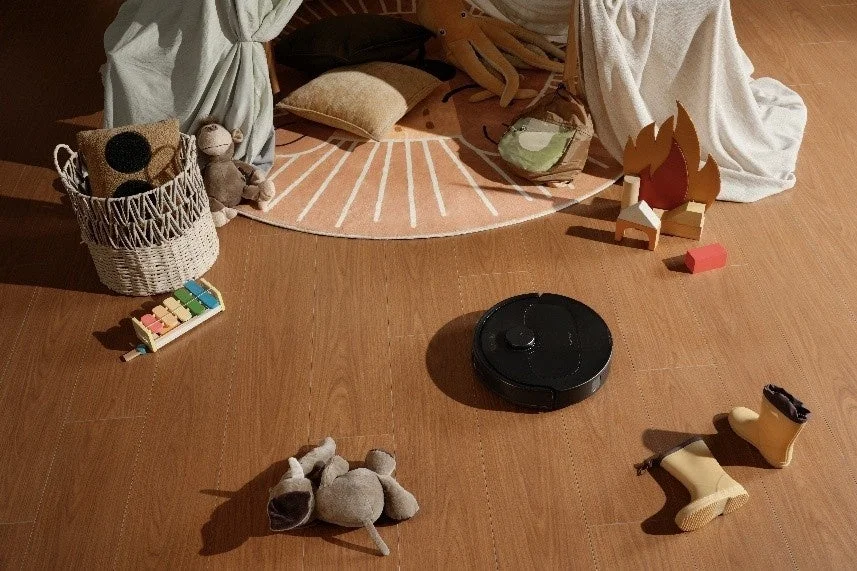 子供部屋で障害物を避けながら掃除するRoborock Qrevo L Pro