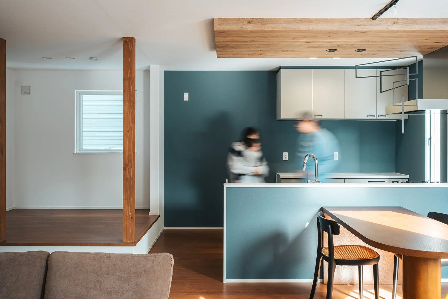 モダンなデザインの住宅のリビングとキッチン