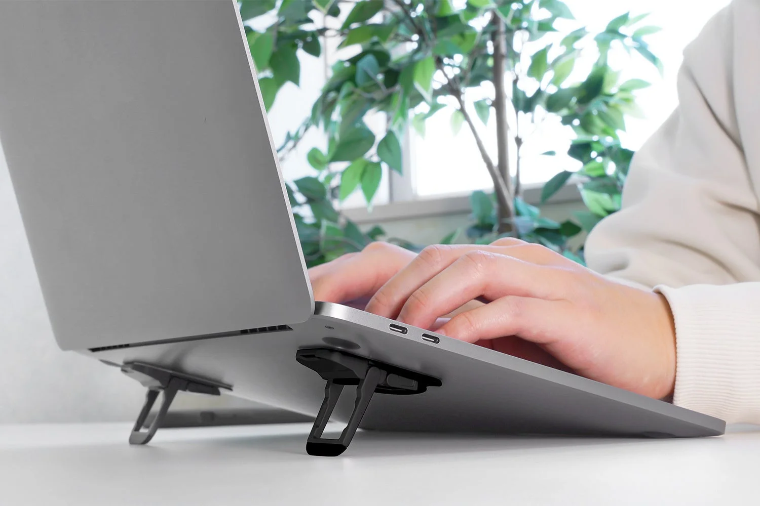 ノートPCに貼り付けたまま使える！3段階高さ調整対応の薄型ミニスタンド「OWL-PCSTD08シリーズ」が新登場