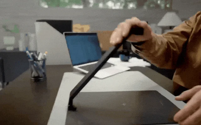 デスクでスキャナーを使用する様子