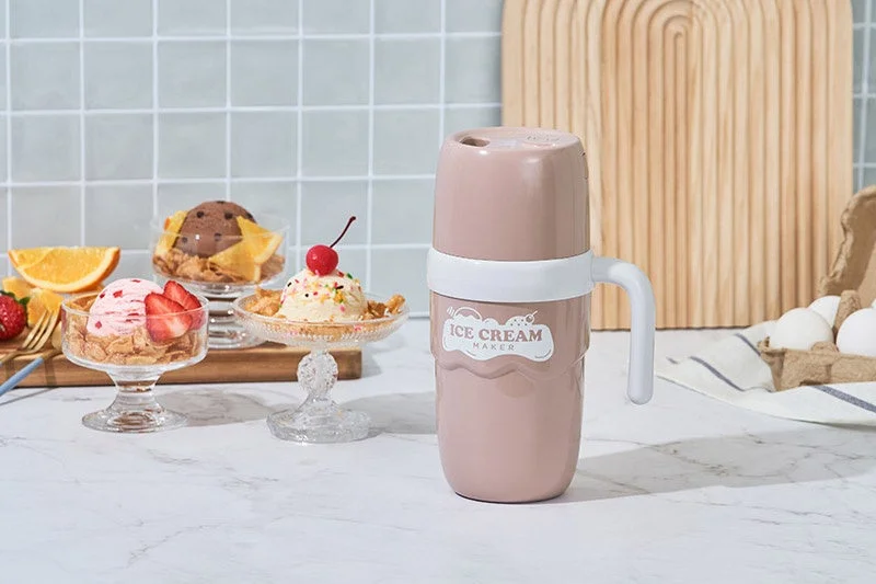ピンクのアイスクリームメーカーと手作りアイスクリーム