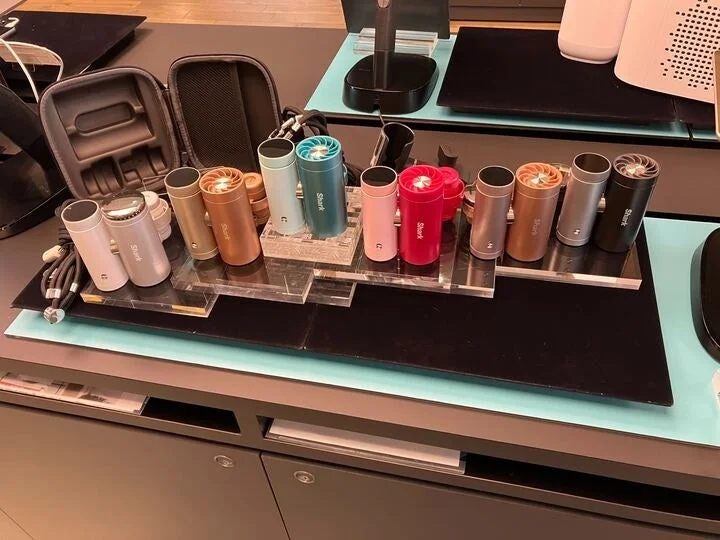 店舗のディスプレイに、シャークブランドの様々な色の小型ヘアスタイリングデバイス