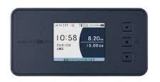 画面に時刻、日付、データ使用量が表示された、黒色の長方形のモバイルWi-Fiルーター