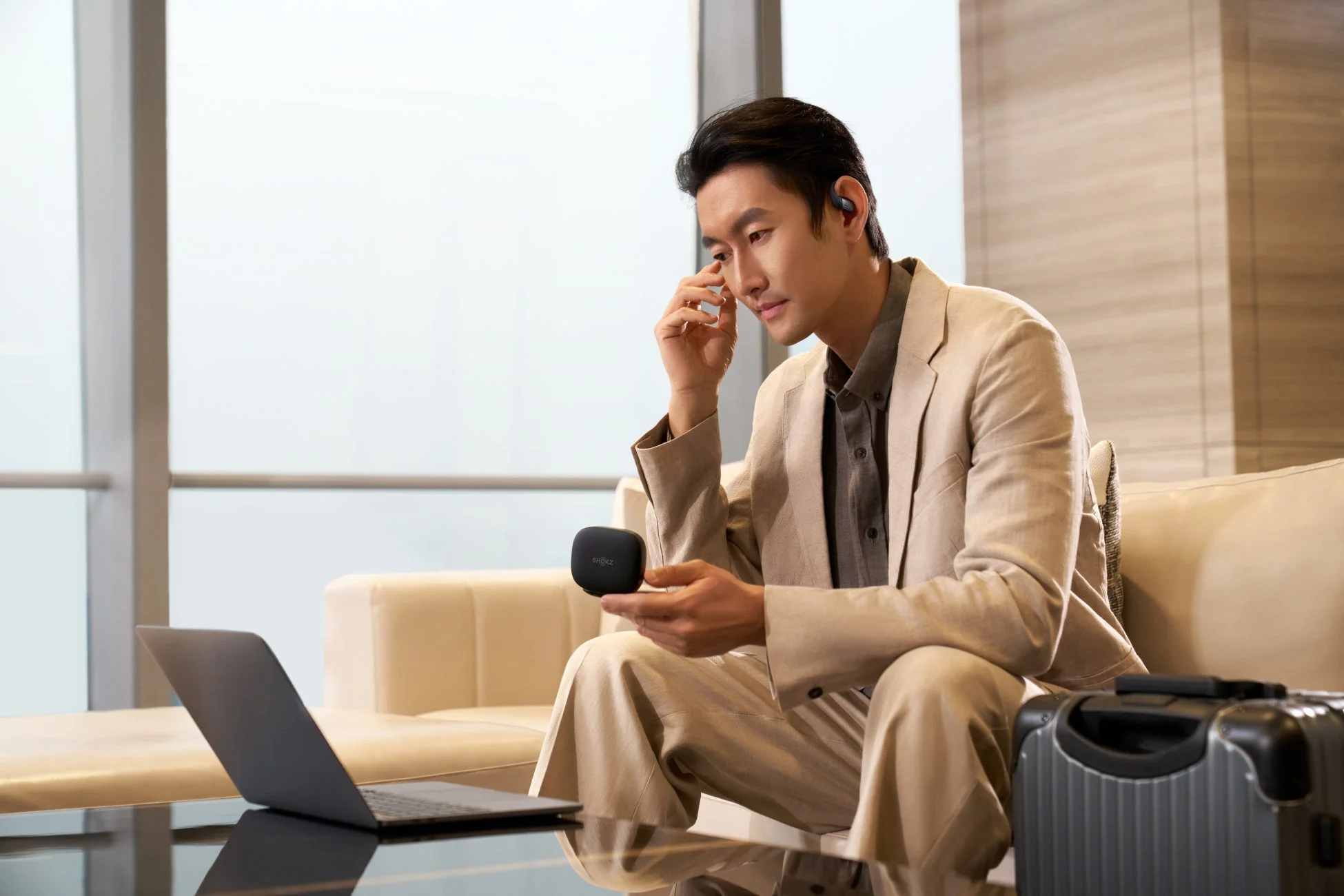 ビジネスシーンでShokz OpenFit Proを使用する男性