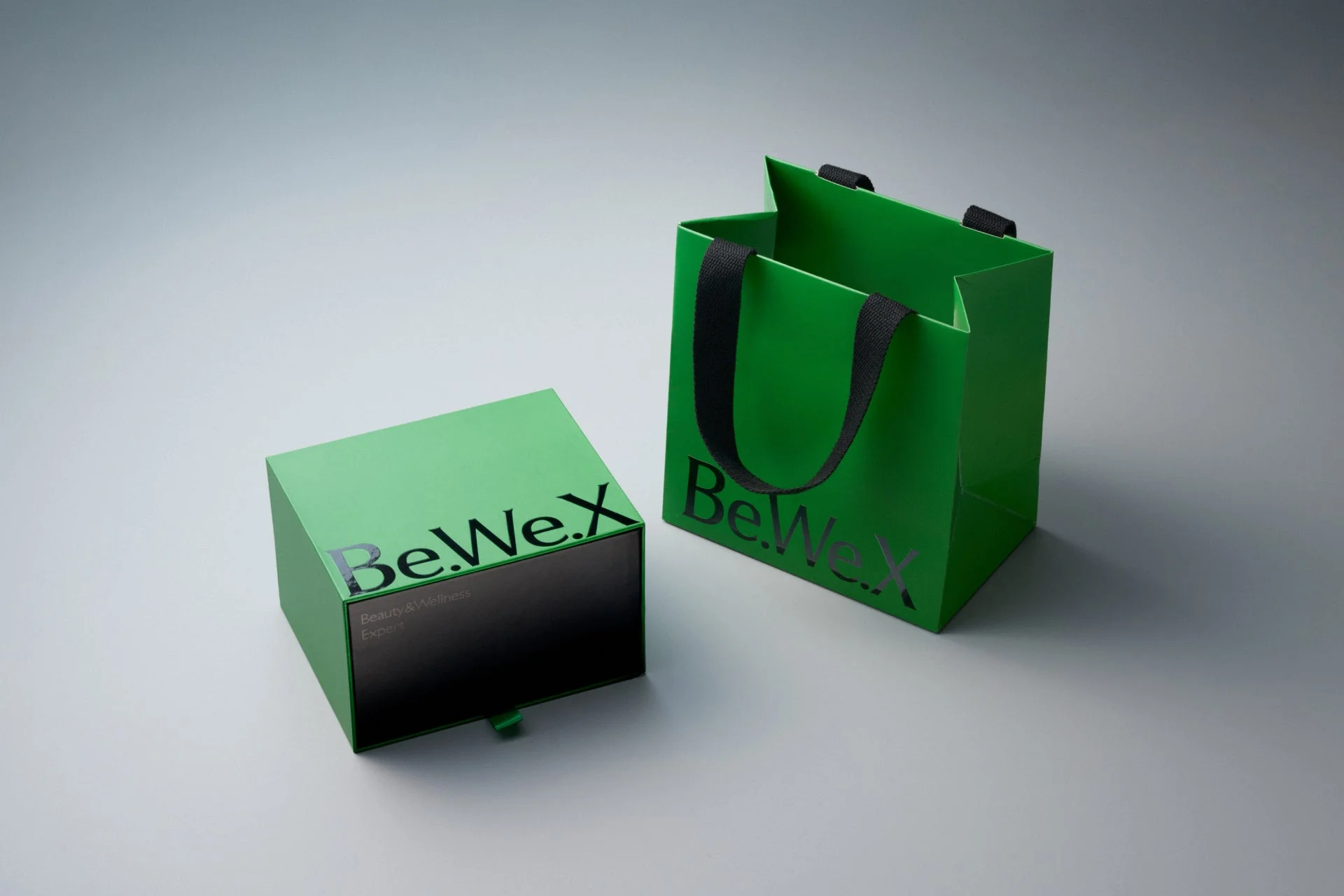 Be.We.Xのギフトボックスとショッピングバッグ