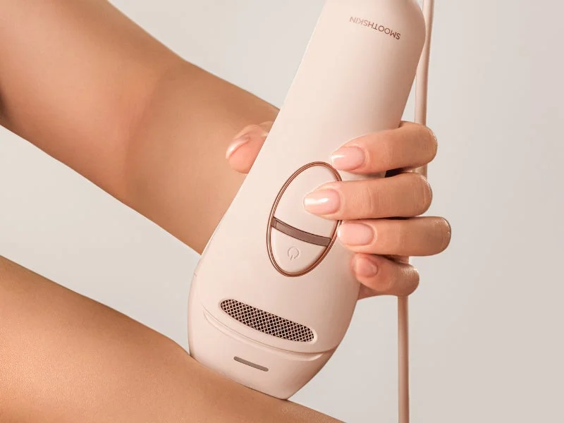 SMOOTHSKINを腕に使用している女性