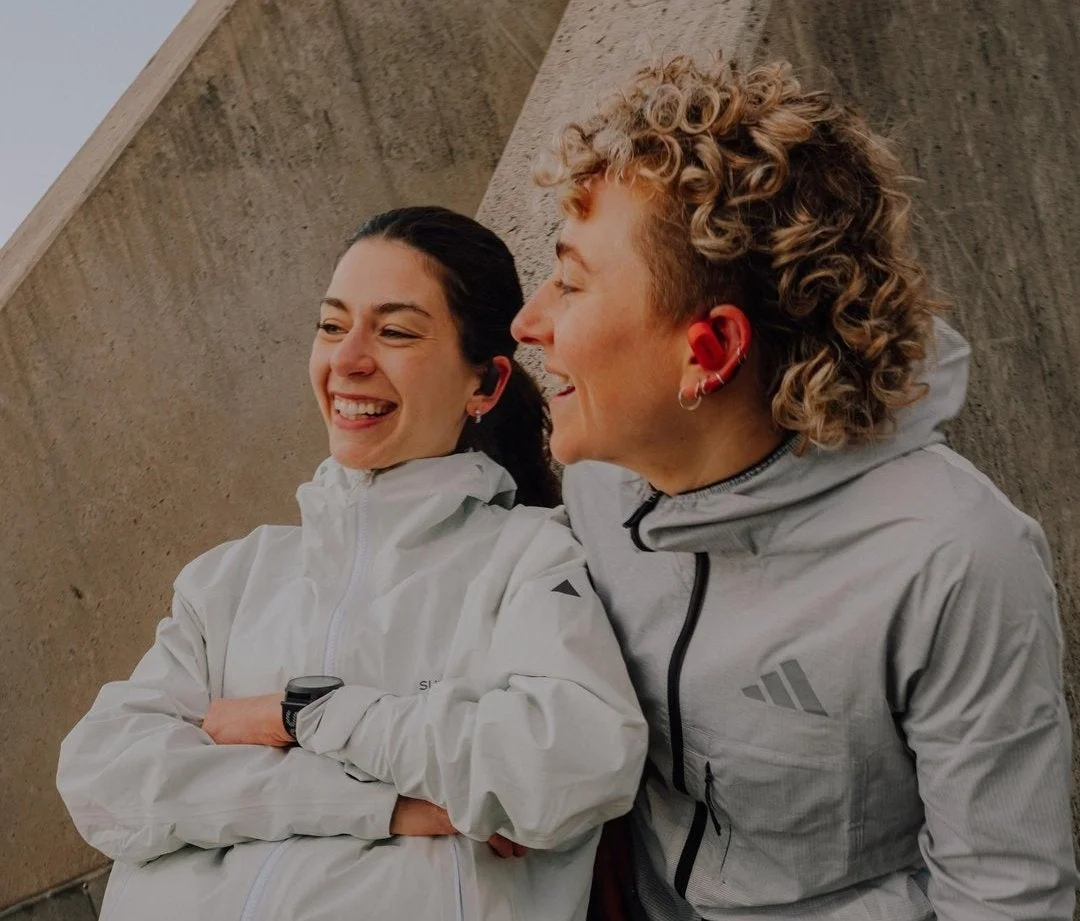 談笑する女性たち