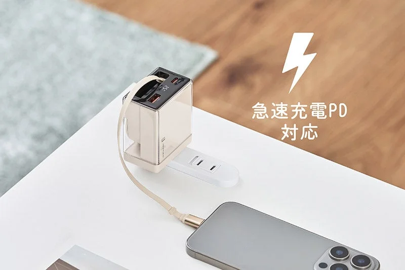 スマートフォンがマルチポート充電器に接続され、急速充電されている様子を捉えた画像です。充電器は電源タップに差し込まれており、効率的な充電環境を示唆しています。