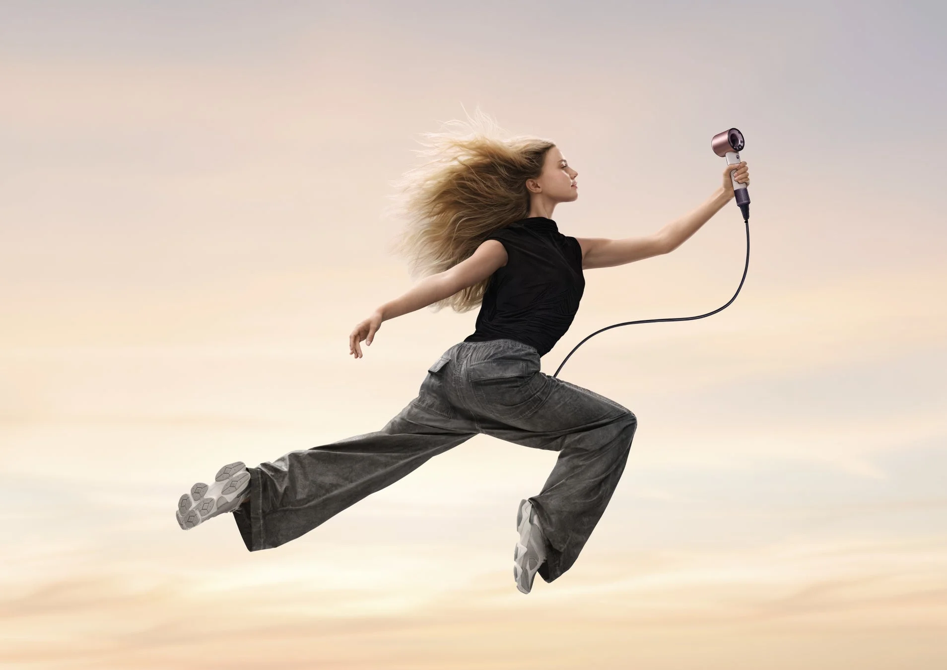 ダイソンビューティー、小型軽量でユニバーサル電圧対応の「Dyson Supersonic™ Travelヘアドライヤー」を新発売