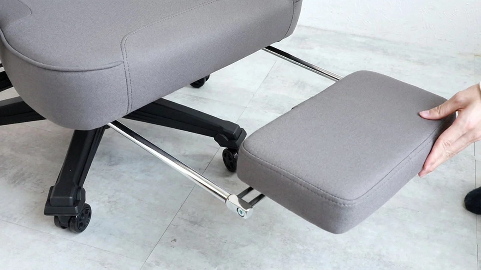 フットレストを調整する様子