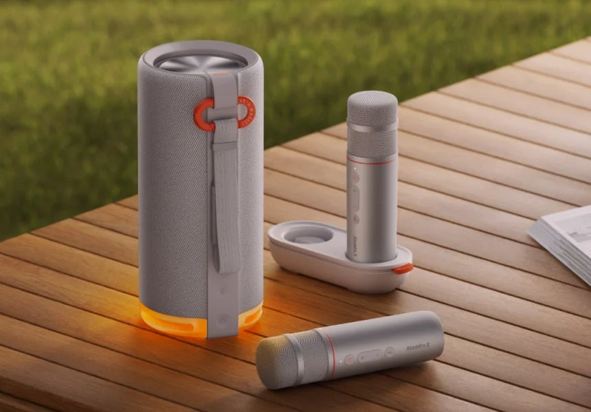 屋外のテーブルに置かれたスピーカーとマイク