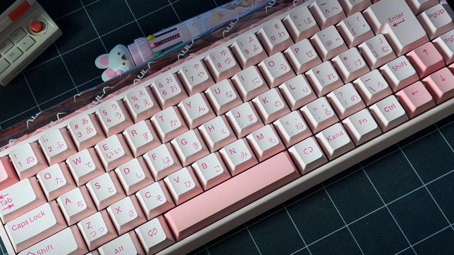 JIS配列のピンクと白のキーボード