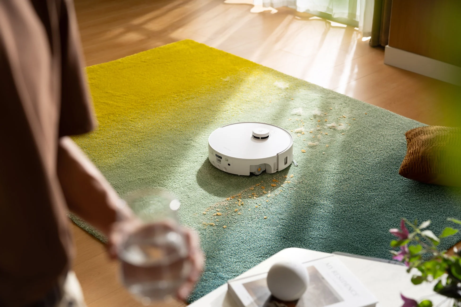 リビングルームのラグの上で掃除するロボット掃除機