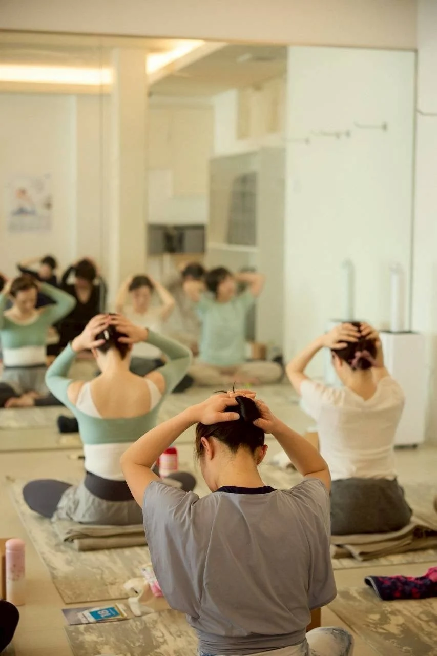 ヨガのポーズをとる女性たち