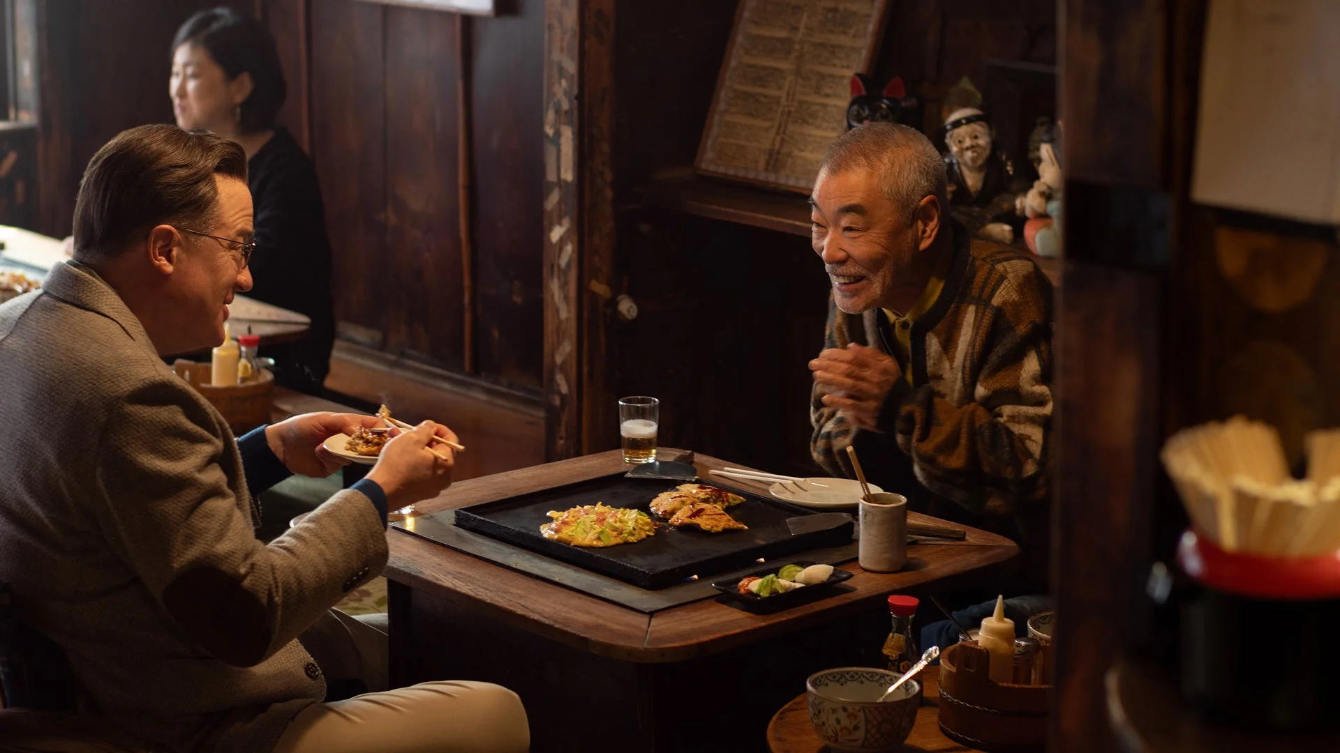 居酒屋での食事シーン